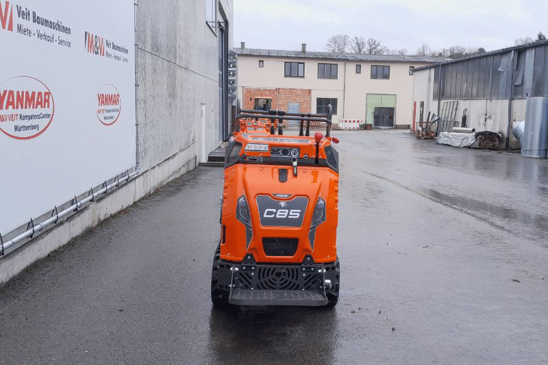 Cormidi C 13.85 AC Dumper in der Frontansicht, robuster Kettendumper mit 850 kg Nutzlast für Gartenbau, Tiefbau und effizienten Materialtransport auf engen Baustellen