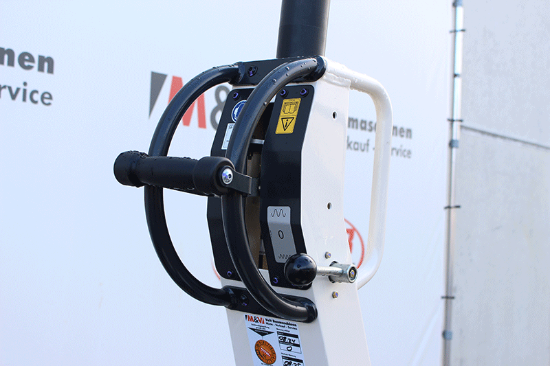 Bedienung der Dynapac DTR 75 Handwalze – übersichtliche Bedienelemente für präzises und sicheres Verdichten auf der Baustelle