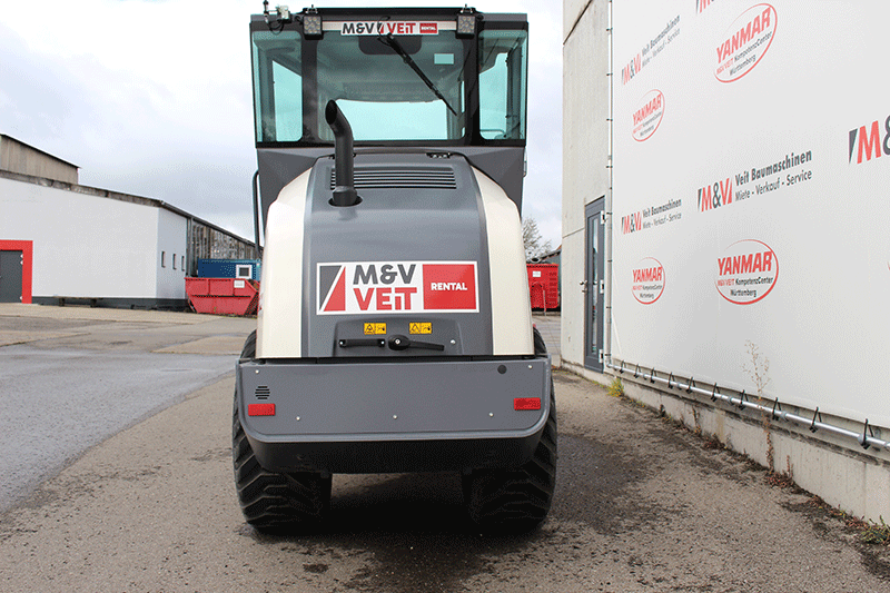 Heckansicht der Dynapac CA1400 Walze mit kompakter Bauweise, gut zugänglichem Motorbereich und robustem Aufbau für effiziente Wartung und sicheren Baustelleneinsatz