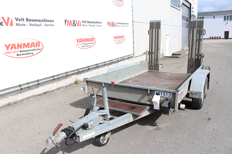 Frontansicht des Humbaur HS353016 PKW-Anhängers mit stabiler Deichsel und robuster Rahmenkonstruktion für den sicheren Transport.