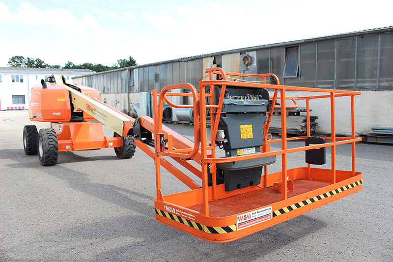 Arbeitskorb der JLG 460 SJ Teleskoparbeitsbühne mit stabilem Geländer und Bedienpanel für sicheres und komfortables Arbeiten in großer Höhe.