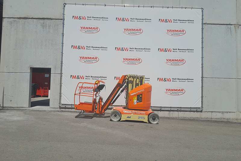 Seitenansicht der JLG T12E Elektro-Veritkalmastbühne - mit Mast, Plattform und Fahrwerk