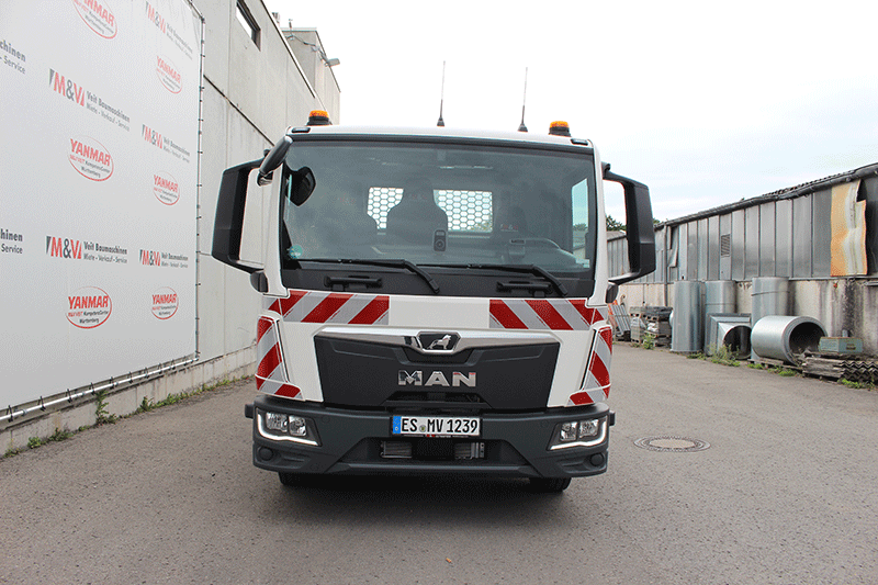 Frontansicht des MAN TGL 12.220 Automatik mit markanter MAN-Front und moderner Bauweise