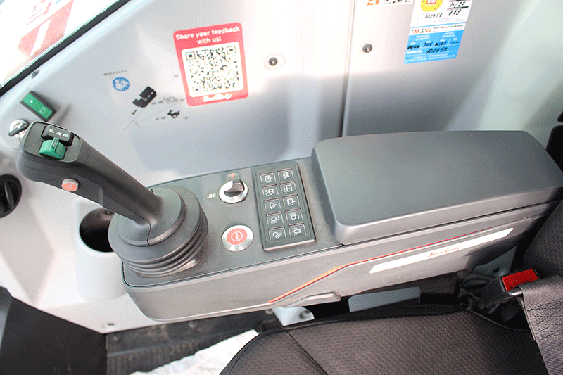 Intuitive Bedienung des PowerBully 12 D Kettendumpers – übersichtliche Bedienelemente und einfache Steuerung für effizientes Arbeiten auf der Baustelle