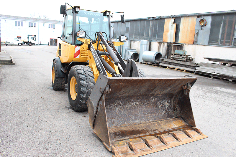 Der Volvo Radlader L 25 im Baustelleneinsatz – kompakt, wendig und ideal für den Materialumschlag.