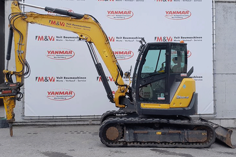 Yanmar SV 100-2 mit OilQuick OQ 45 in der Seitenansicht – leistungsstarker 10-Tonnen Bagger mit effizienter Hydraulik, schnellem Schnellwechselsystem und ideal für vielseitige Einsätze im Tiefbau, Hochbau und GaLaBau.