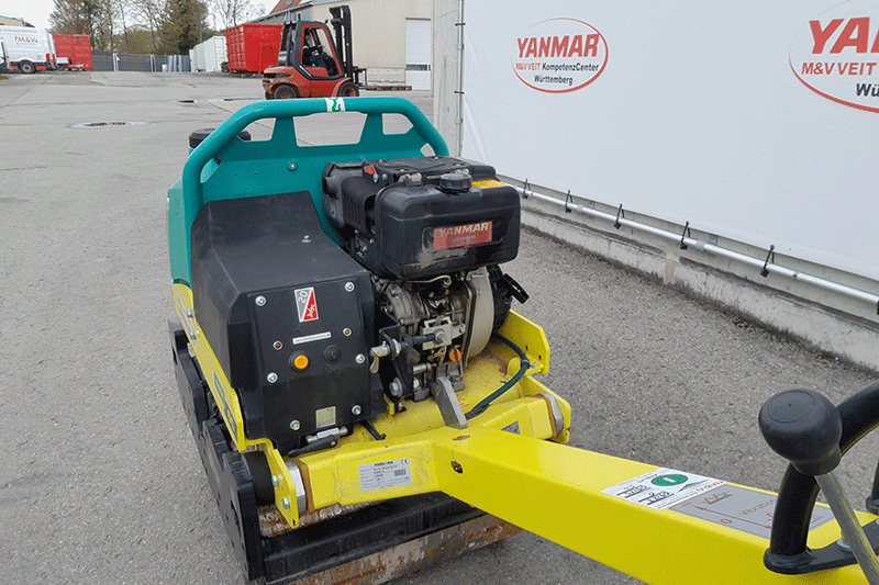 Detailansicht der Bedienung der handgeführten Walze Ammann ARW 65 mit ergonomischem Führungsgriff und übersichtlich angeordneten Bedienelementen.