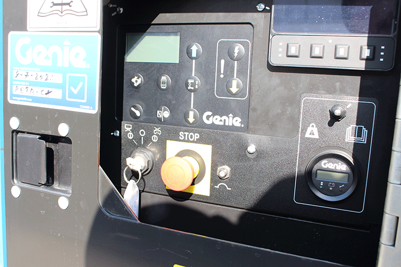 Bedienelemente der Genie GS-5390 RT – übersichtliche Steuerung für sicheres und effizientes Arbeiten