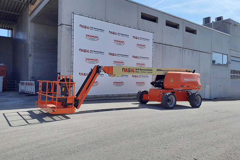 Seitenansicht der JLG 660 SJ Teleskoparbeitsbühne mit ausgefahrenem Teleskoparm für sichere und effiziente Arbeiten in großer Höhe auf Baustellen und Industriegeländen.