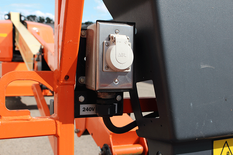 Integrierte Steckdose im Arbeitskorb der JLG 460 SJ Teleskoparbeitsbühne für den direkten Anschluss von Elektrowerkzeugen bei Arbeiten in großer Höhe