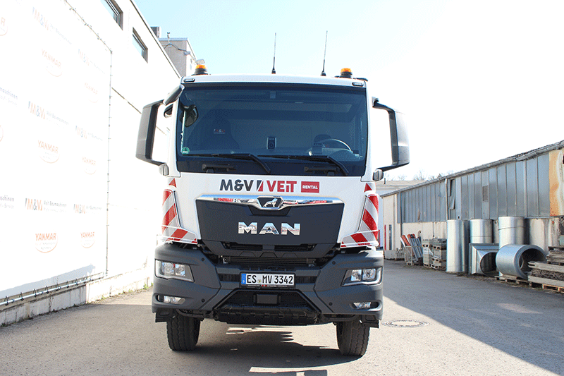 Frontansicht des MAN TGS 33.480 3 Achser Kippers – leistungsstarker Baustellen-Lkw mit markantem Kühlergrill und robuster Bauweise für schwere Transporte im Baugewerbe.