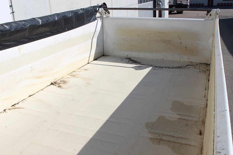 Ladefläche des MAN TGS 33.480 3 Achser Kippers mit stabiler Stahlmulde für den Transport von Schüttgut, Baumaterial und Aushub auf Baustellen und im schweren Transporteinsatz.