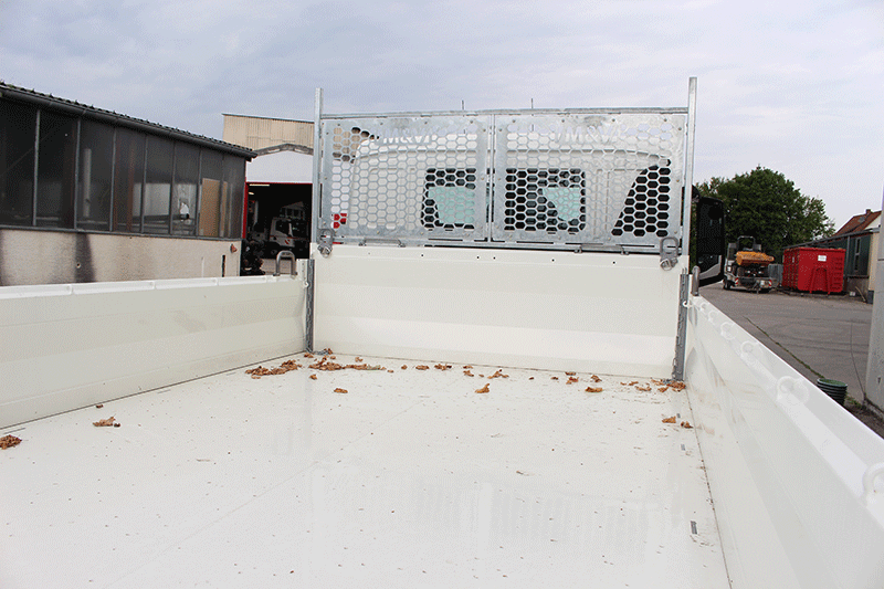 Ladefläche des MAN TGL 12.220 Automatik mit robuster Kipperpritsche für Baustelleneinsätze