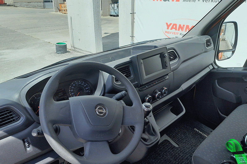 Ergonomischer Fahrerarbeitsplatz im Opel Movano Kipper mit übersichtlich angeordneten Bedienelementen, komfortablem Sitz und guter Rundumsicht für entspanntes und sicheres Arbeiten im Baustelleneinsatz