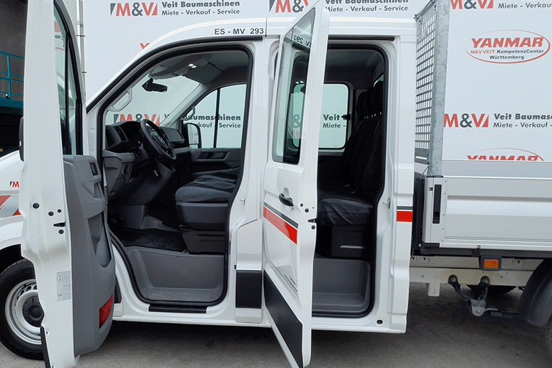 VW Crafter Doka als Siebensitzer mit zwei Sitzreihen und großzügiger Ladefläche – ideal für Mannschaftstransport, Baustelle und gewerbliche Einsätze.