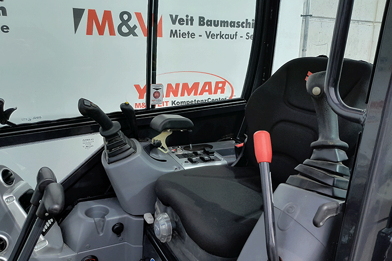 Fahrerkabine des Yanmar SV 19 Minibaggers mit ergonomischem Bedienkonzept, guter Rundumsicht und hohem Fahrerkomfort für präzises Arbeiten auf der Baustelle