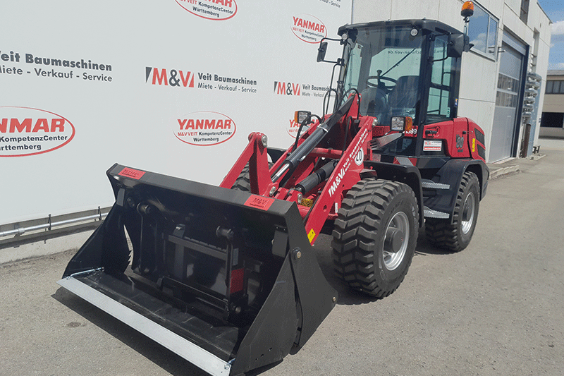 Frontansicht des Yanmar V 80 Radladers auf der Baustelle mit robuster Schaufelaufnahme