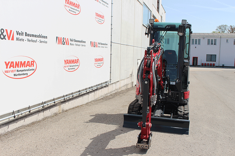 Frontansicht des Yanmar VIO 23-6 Nullheckbaggers mit kompakter Bauweise, robuster Konstruktion und guter Übersicht für präzise Arbeiten auf der Baustelle