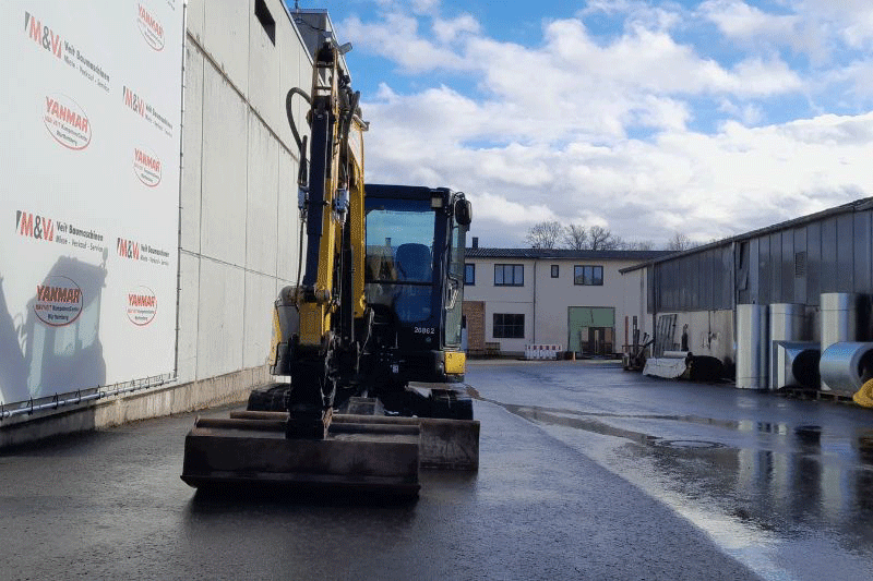 Yanmar Vio 50-6A von vorne – kompakter 5-Tonnen Nullheckbagger mit stabiler Frontkonstruktion, optimaler Sicht und hoher Leistungsfähigkeit für professionelle Einsätze im Tiefbau und GaLaBau.