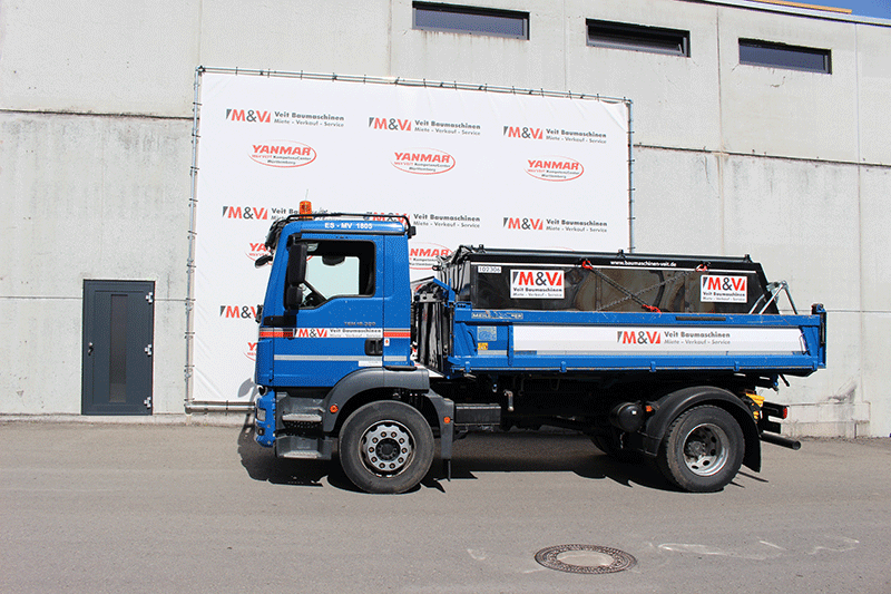 Amtec Thermobox auf einem 18-t-LKW montiert, ideal für den temperaturstabilen Transport größerer Asphaltmengen und den effizienten Einsatz im Straßen- und Tiefbau