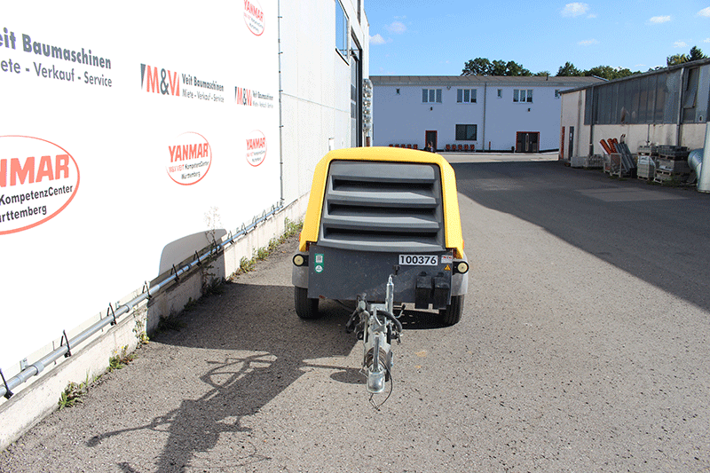 Frontansicht des Atlas Copco XAS 68 G Kompressors – robuster mobiler Baukompressor mit kompakter Bauweise für den Baustelleneinsatz