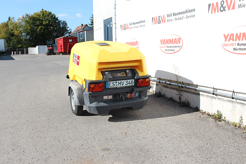 Heckansicht des Atlas Copco XAS 68 G Kompressors – kompakter und robuster Baukompressor für den flexiblen Einsatz auf der Baustelle