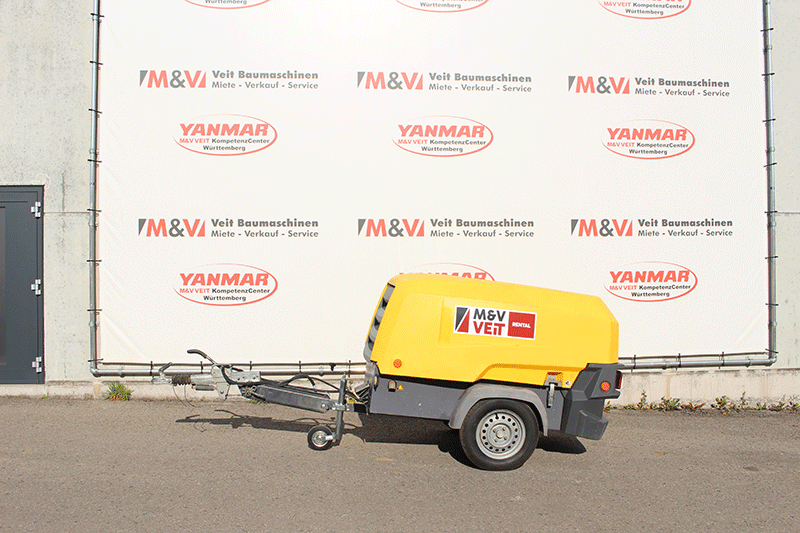 Seitenansicht des Atlas Copco XAS 68 G Kompressors – kompakte Bauweise und robuste Verkleidung für den flexiblen Einsatz auf der Baustelle