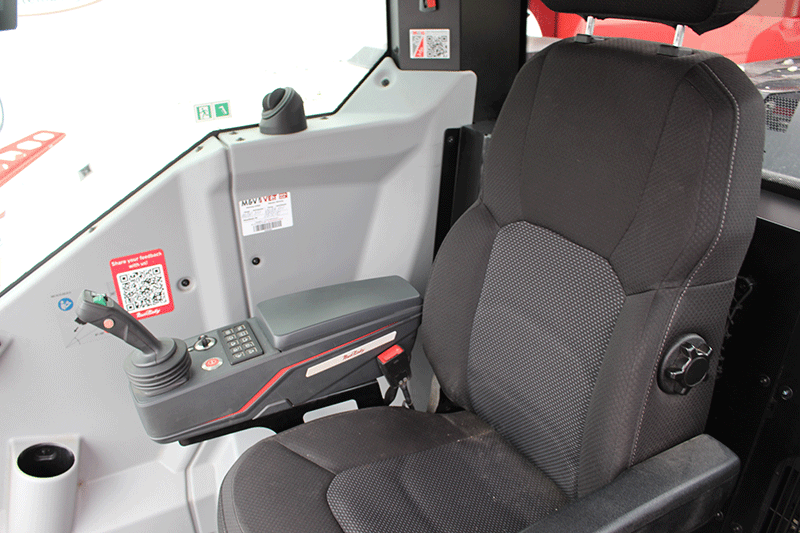 PowerBully 12D Kettendumper Fahrerhaus – moderne Kabine mit hoher Sichtbarkeit, ergonomischem Arbeitsplatz und komfortabler Ausstattung für effizientes Arbeiten auf der Baustelle