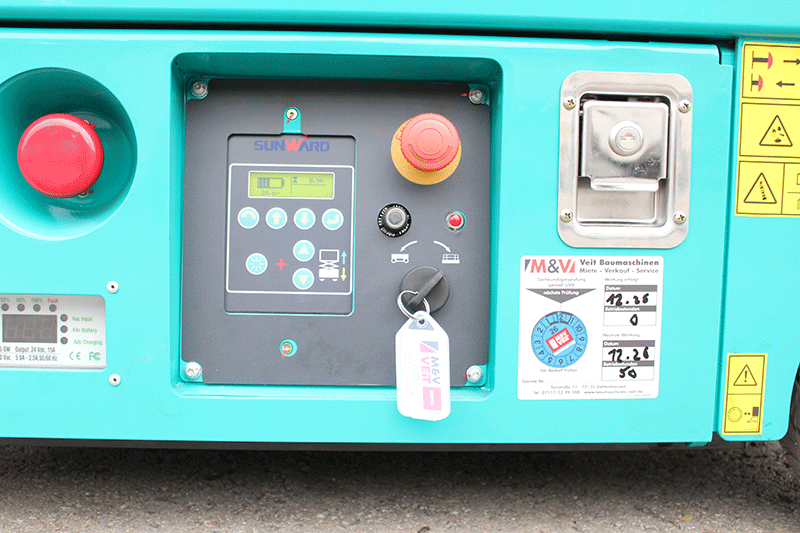 Bedienung der Sunward SWSL0607DC Elektrobühne – übersichtliches Bedienpult und einfache Steuerung für präzise und sichere Höhenarbeiten