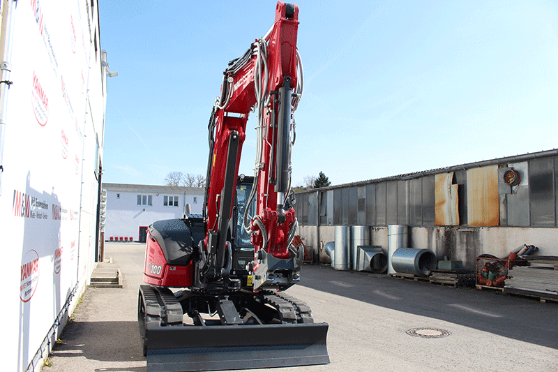 Frontansicht des Yanmar SV100-7 2PB Baggers mit montiertem OQ 45 Schnellwechsler