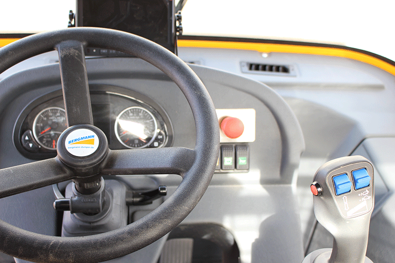 Innenansicht des Cockpits des Bergmann C 912 Rundkipper Kettendumpers mit übersichtlicher Bedienung und ergonomischem Fahrerplatz
