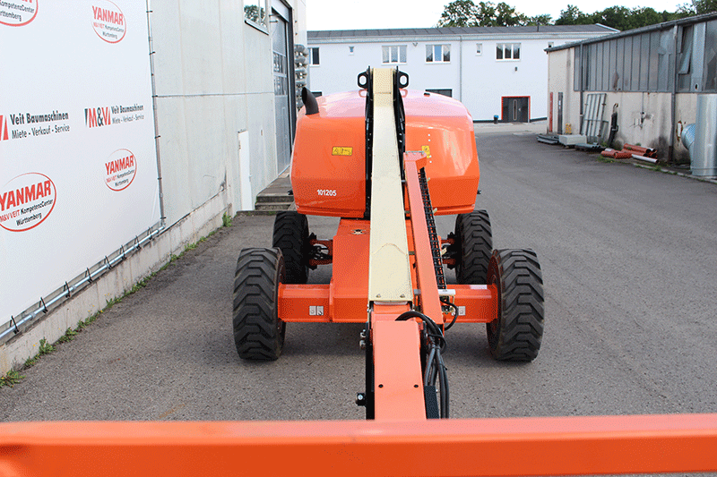 Ausgefahrener Hubarm der JLG 460 SJ Teleskoparbeitsbühne für große Arbeitshöhen und präzise Positionierung bei Montage- und Bauarbeiten.