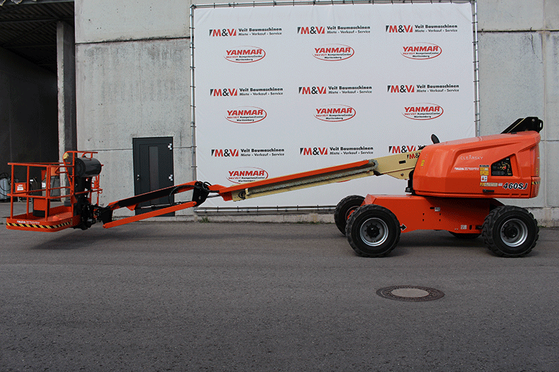 Seitenansicht der JLG 460 SJ Teleskoparbeitsbühne mit ausgefahrenem Teleskoparm für präzise und sichere Arbeiten in großen Höhen auf der Baustelle.
