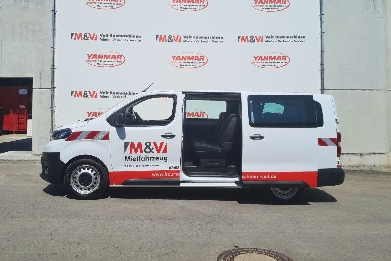 Zwei geparkte VW Crafter Fahrzeuge nebeneinander, zeigen die Dimensionen und das Design des Modells