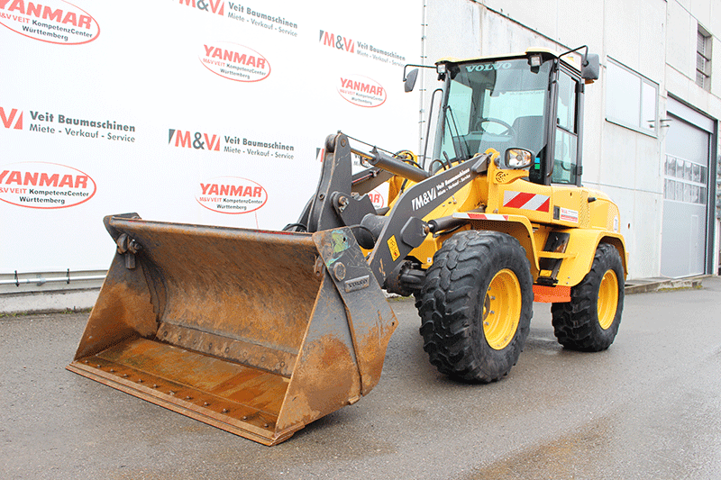 Heckansicht des Volvo L35 Radladers zur Miete – kompakter und leistungsstarker Radlader für Baustellen, Garten- und Landschaftsbau sowie kommunale Einsätze.