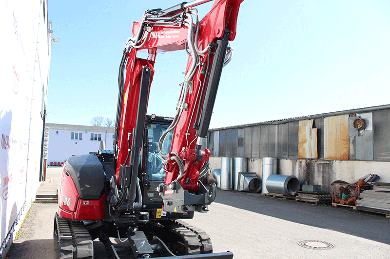 Frontansicht des Yanmar SV 86-7 mit OQ 45 – kompakte Bauweise, robuste Konstruktion und klare Sicht auf Ausleger und Anbaugerät