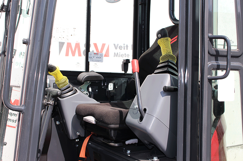 Fahrerkabine des Yanmar VIO 26-6 Nullheck-Minibaggers mit ergonomischer Bedienung, guter Rundumsicht und hohem Fahrerkomfort für effizientes Arbeiten auf der Baustelle