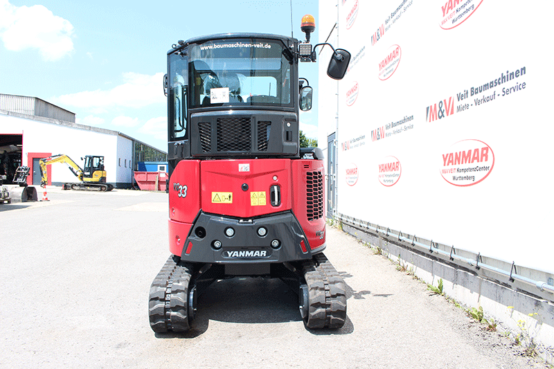 Heckansicht des Yanmar Vio 33-7 Minibaggers mit Powertilt – kompaktes Kurzheckdesign für sicheres Arbeiten auf engen Baustellen