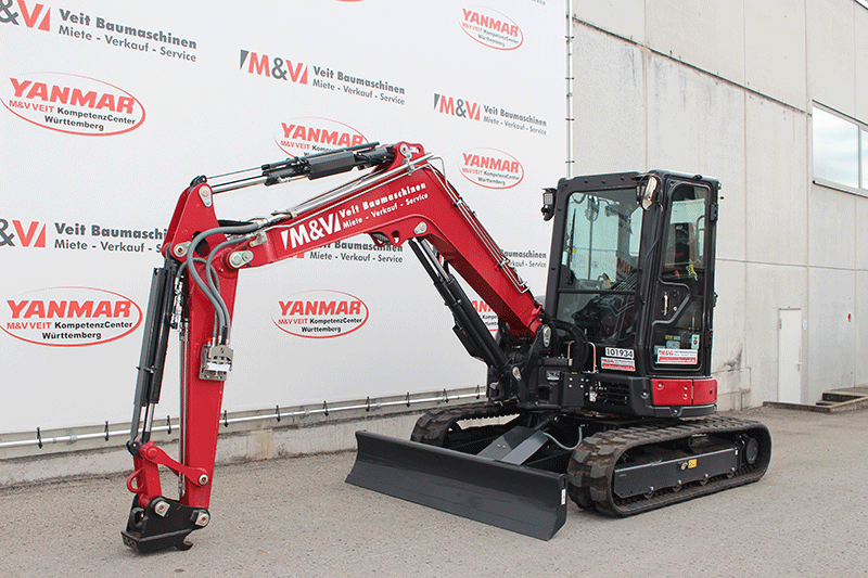 Frontansicht des Yanmar Vio 50-6B Minibaggers mit stabilem Ausleger, robuster Bauweise und guter Sicht auf das Arbeitsgerät