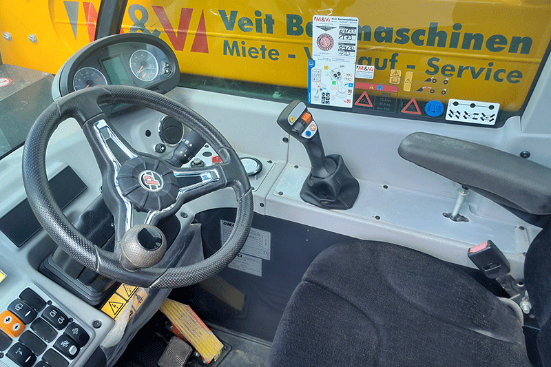 Fahrerkabine des Dieci Smart 20.4 Teleskopladers mit ergonomischem Sitz, übersichtlichem Bedienfeld und optimaler Rundumsicht für sicheres und effizientes Arbeiten auf der Baustelle.
