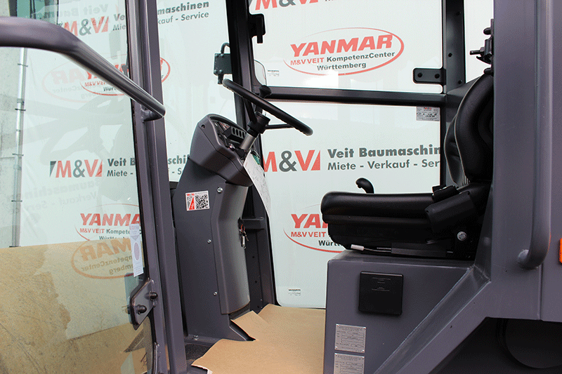 Fahrerkabine der Dynapac CA1400 Walze mit ergonomischem Sitz, übersichtlichem Bedienpult und großflächiger Verglasung für optimale Sicht und hohen Fahrerkomfort