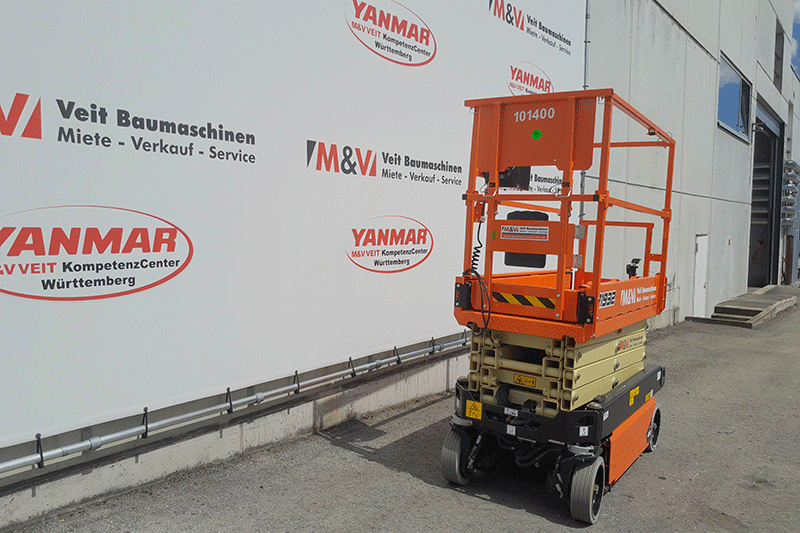 Frontansicht der JLG 1932R Elektro-Scherenbühne mit Geländer, Plattform und Fahrwerk