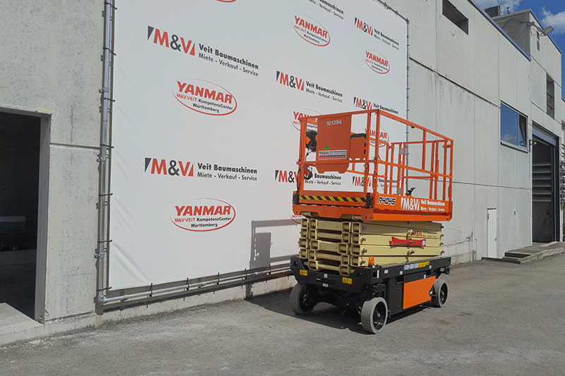 Frontansicht der JLG 4045R Elektro-Scherenbühne mit Plattform, Geländer und Fahrwerk