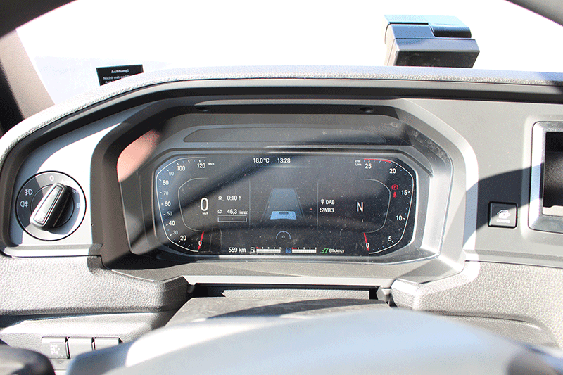 Digitales Cockpit des MAN TGS 33.480 3 Achser Lkw mit moderner Instrumentenanzeige und intuitiver Fahrerinformation für komfortable und effiziente Bedienung im Baustellen- und Transporteinsatz.