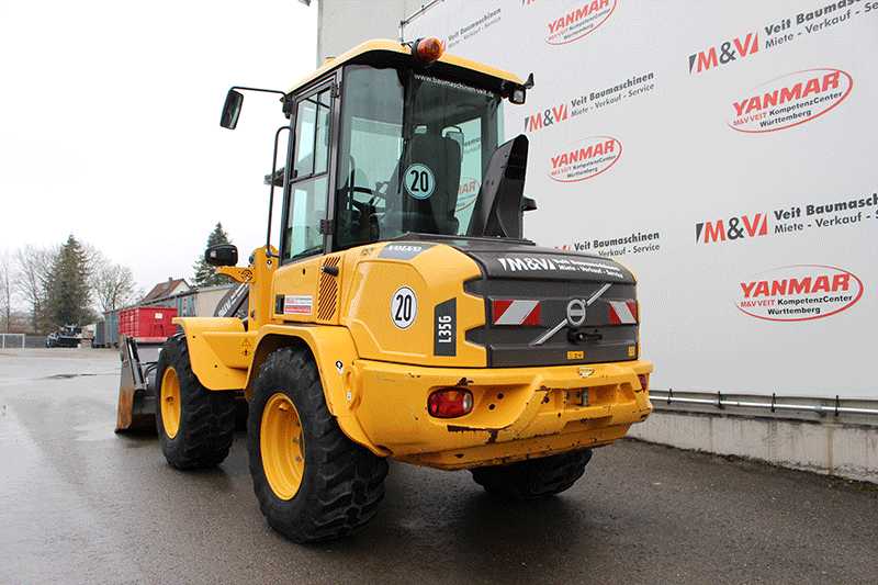 Seitliche Ansicht des Volvo L35 Radladers zur Miete in Stuttgart – leistungsstarker Kompakt-Radlader für Baustellen, Garten- und Landschaftsbau sowie kommunale Einsätze im Raum Stuttgart.