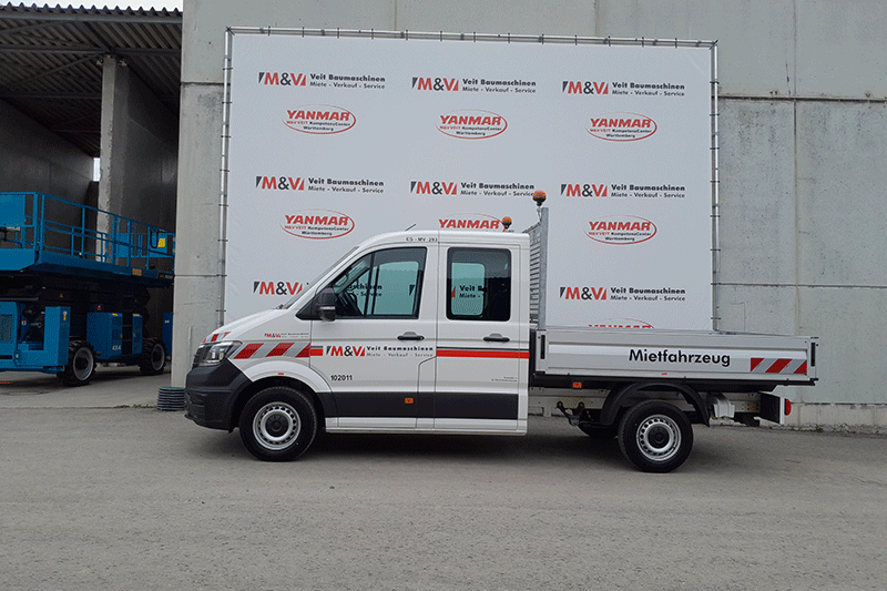 Seitenansicht des VW Crafter Doka mit Doppelkabine und geräumiger Ladefläche – ideal für Handwerk, Baustelle und den professionellen Transport von Material und Team.