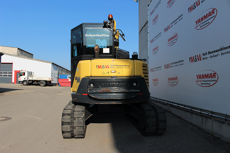 Heckansicht des Yanmar SV 100-2PB Midibaggers – kompakte Kurzheck-Bauweise für sicheres Arbeiten auf engen Baustellen