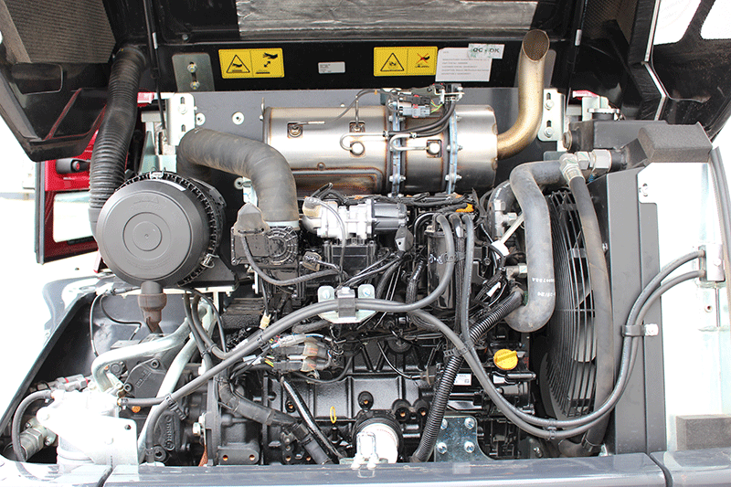 Motor des Yanmar V 70 Schwenkladers mit kraftvoller und effizienter Dieseltechnologie – zuverlässige Performance, hohe Wirtschaftlichkeit und optimale Leistungsentfaltung für anspruchsvolle Einsätze auf der Baustelle.