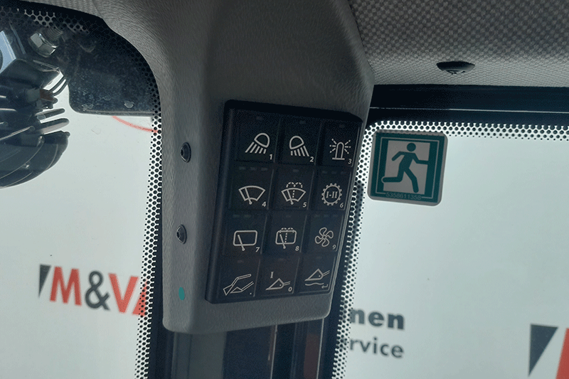 Bedienung des Yanmar V 80 Radladers in der Fahrerkabine mit Joystick-Steuerung