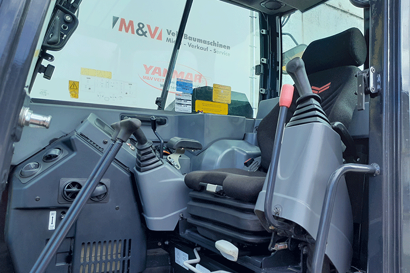 Fahrerkabine des Yanmar ViO 80-2PB Baggers mit Powertilt – ergonomischer Arbeitsplatz mit übersichtlichen Bedienelementen für präzise Baustelleneinsätze